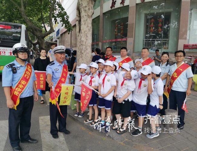做公益大手拉小手，300份爱心报纸一小时售罄